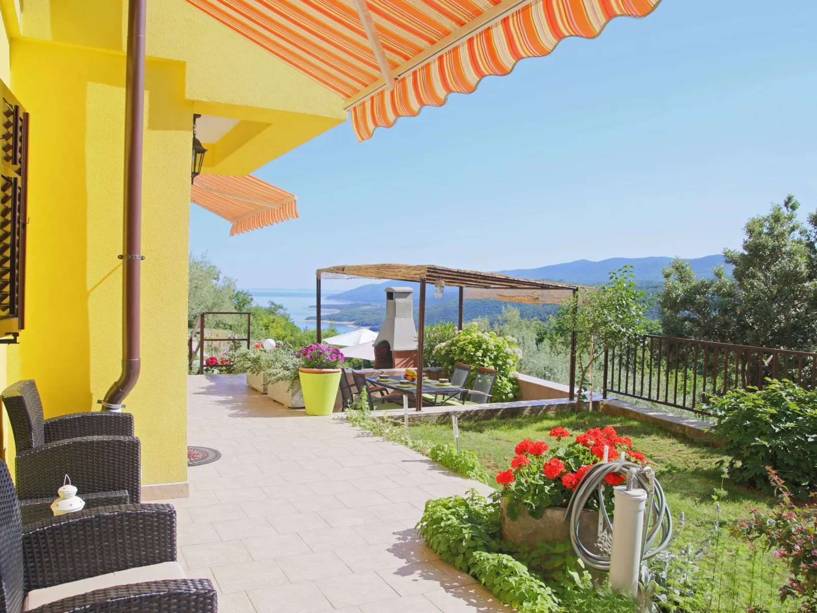 Mit eigenem Pool und schönem Meerblick