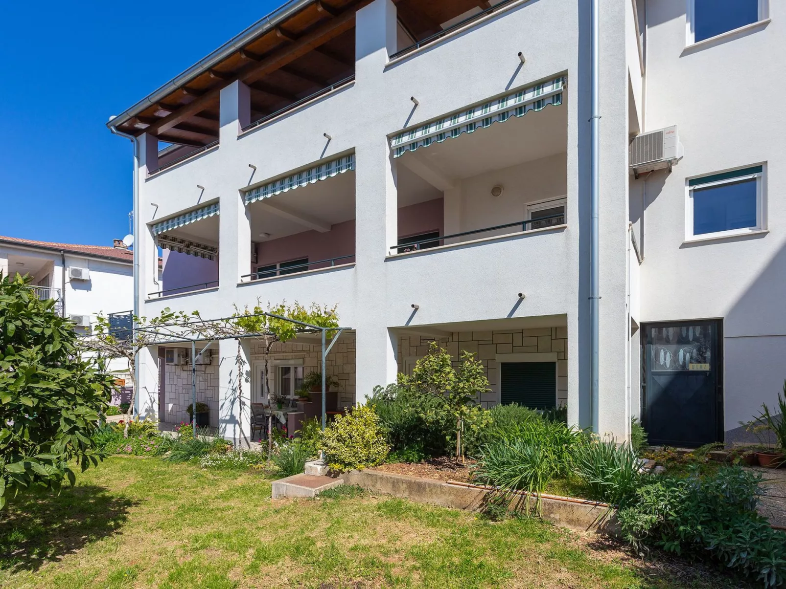 Appartement in Stoja mit Terrasse-Buiten