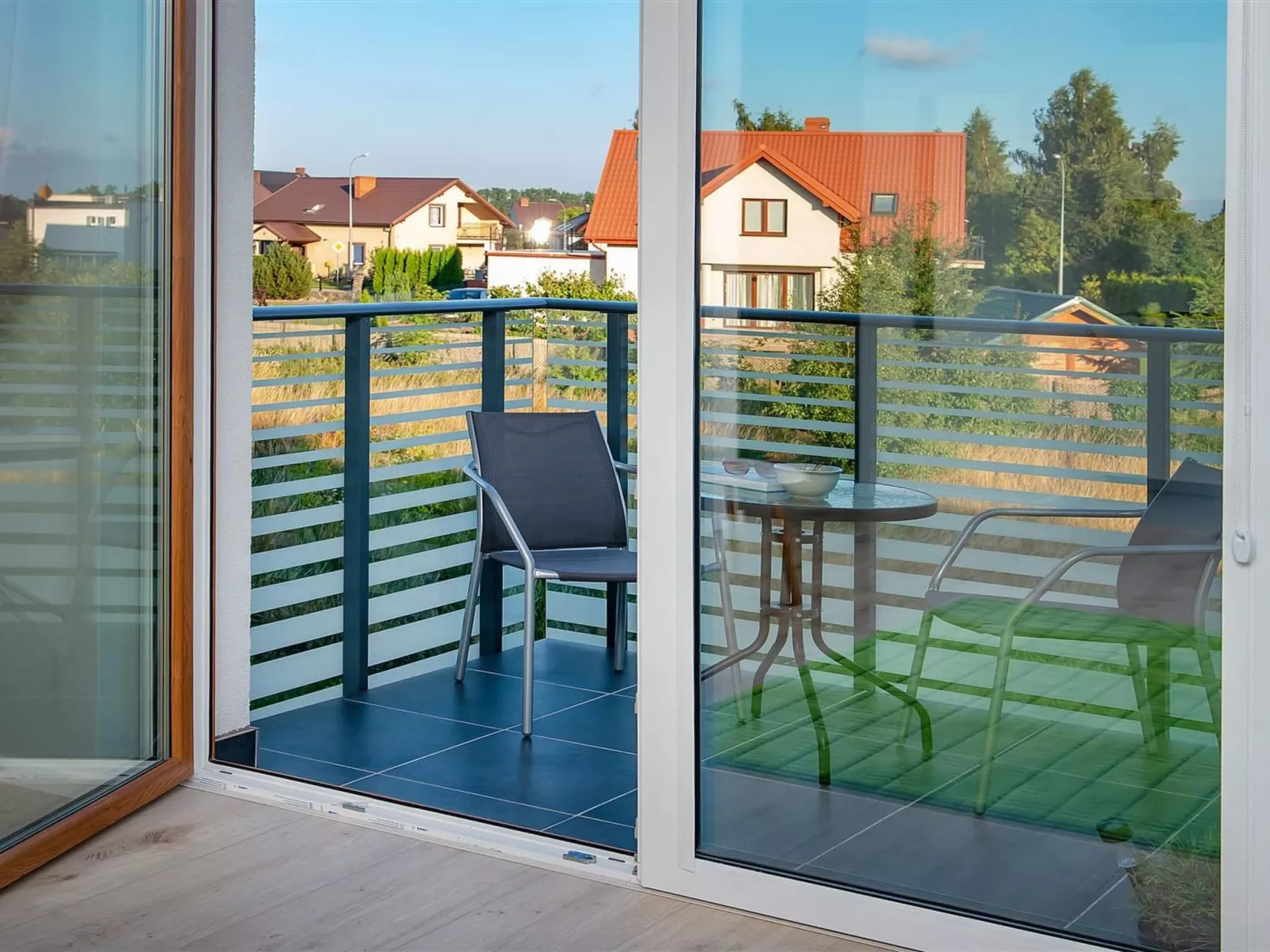 Moderne Ferienwohnung mit Balkon, nur 500 Meter von Meer und Strand entfernt-Binnen