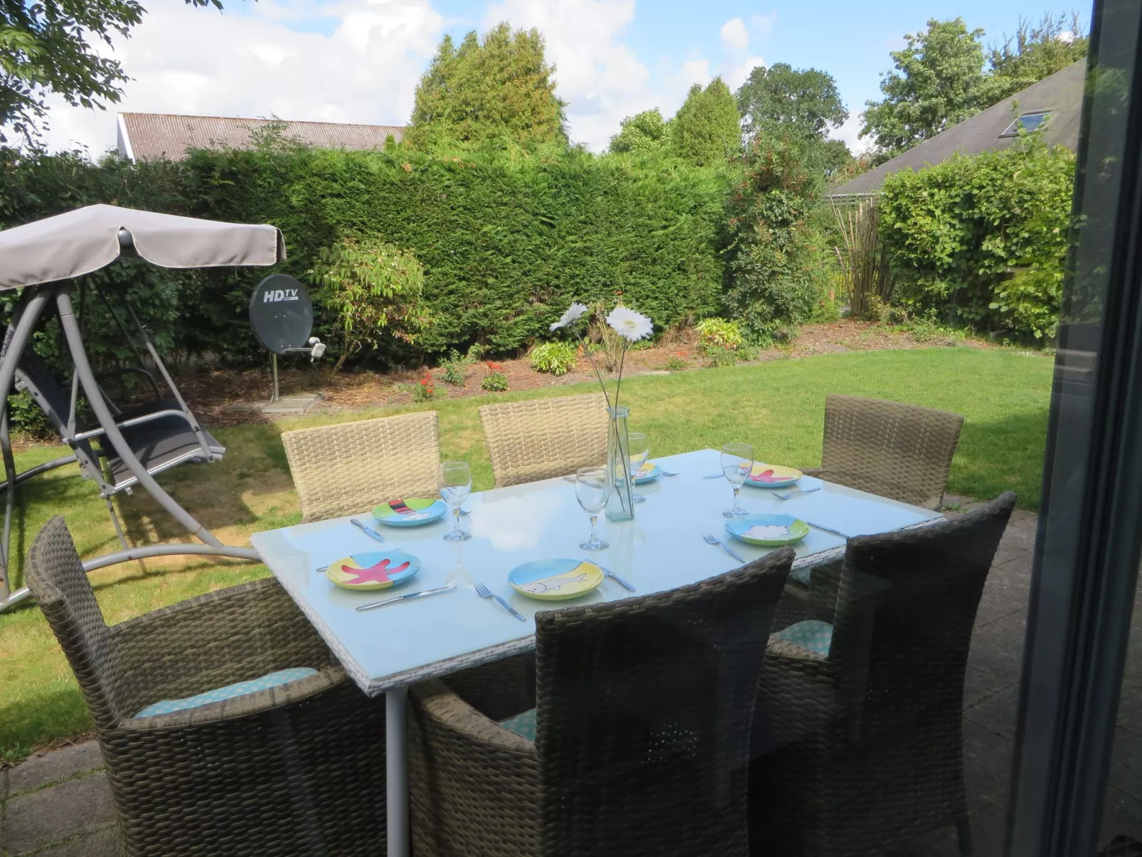 Gemütlicher Vier-Personen-Bungalow-Buiten