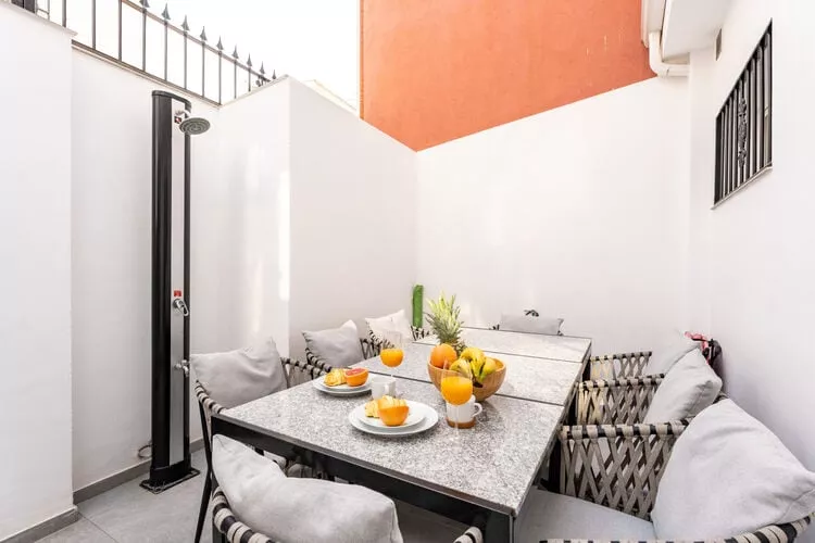 CT 206 - Faro's Malaga Beachhouse for 8-Terrasbalkon