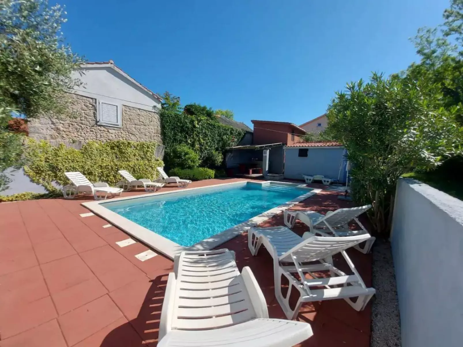 4-Schlafzimmer-Wohnung mit privatem Pool-Buiten