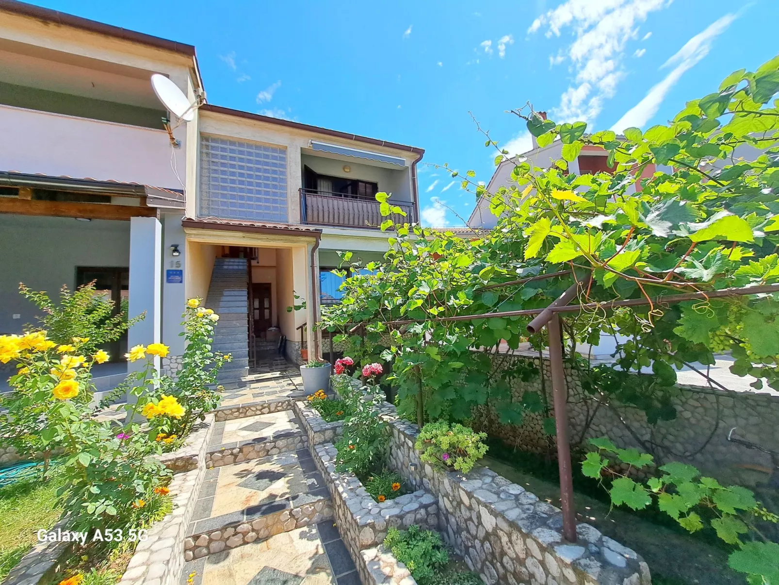 "Blue", Valbandon-Buiten