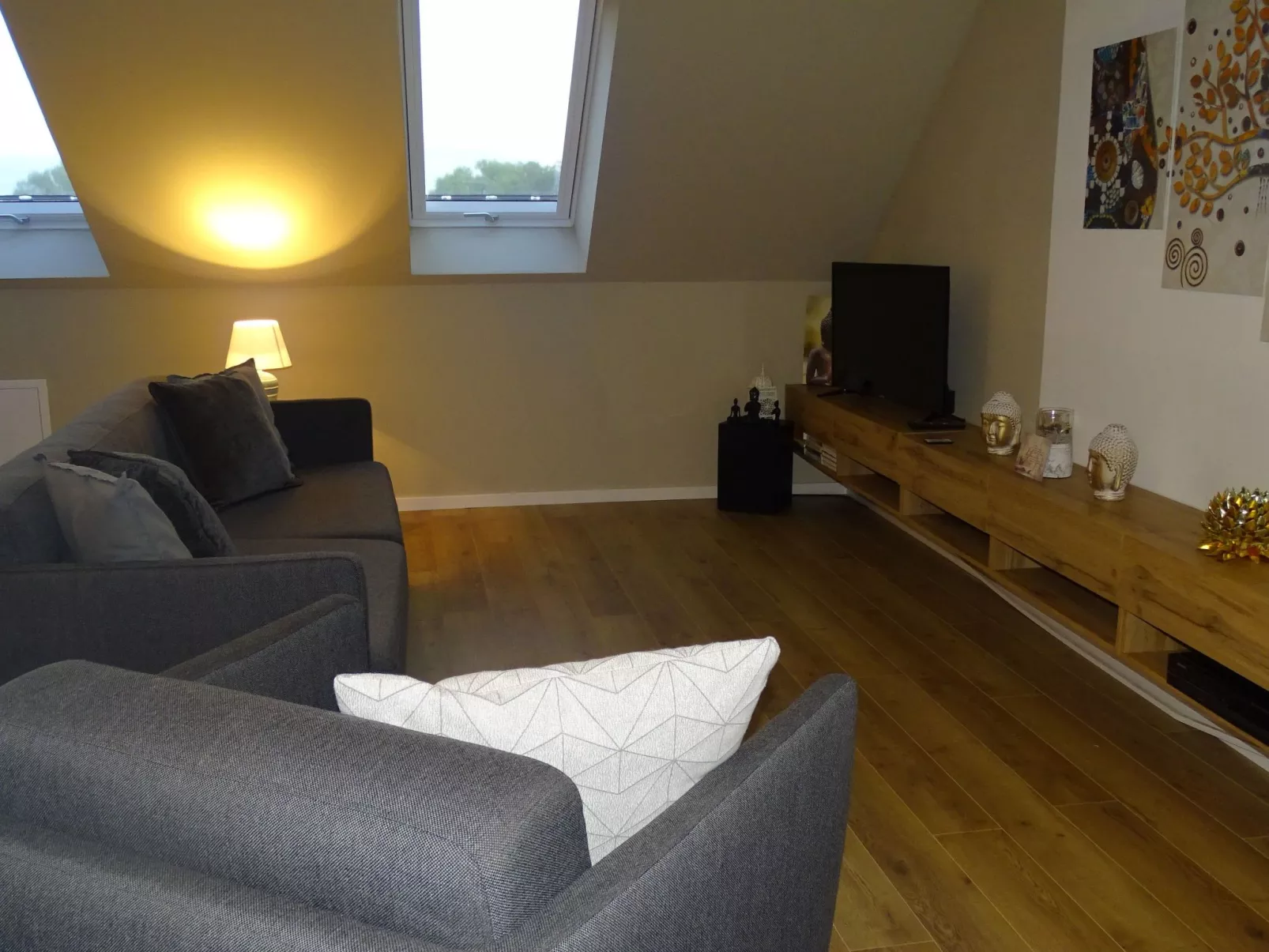 Gemütliches Dachgeschoss-Apartement mit Seeblick und großem Garten am Wasser