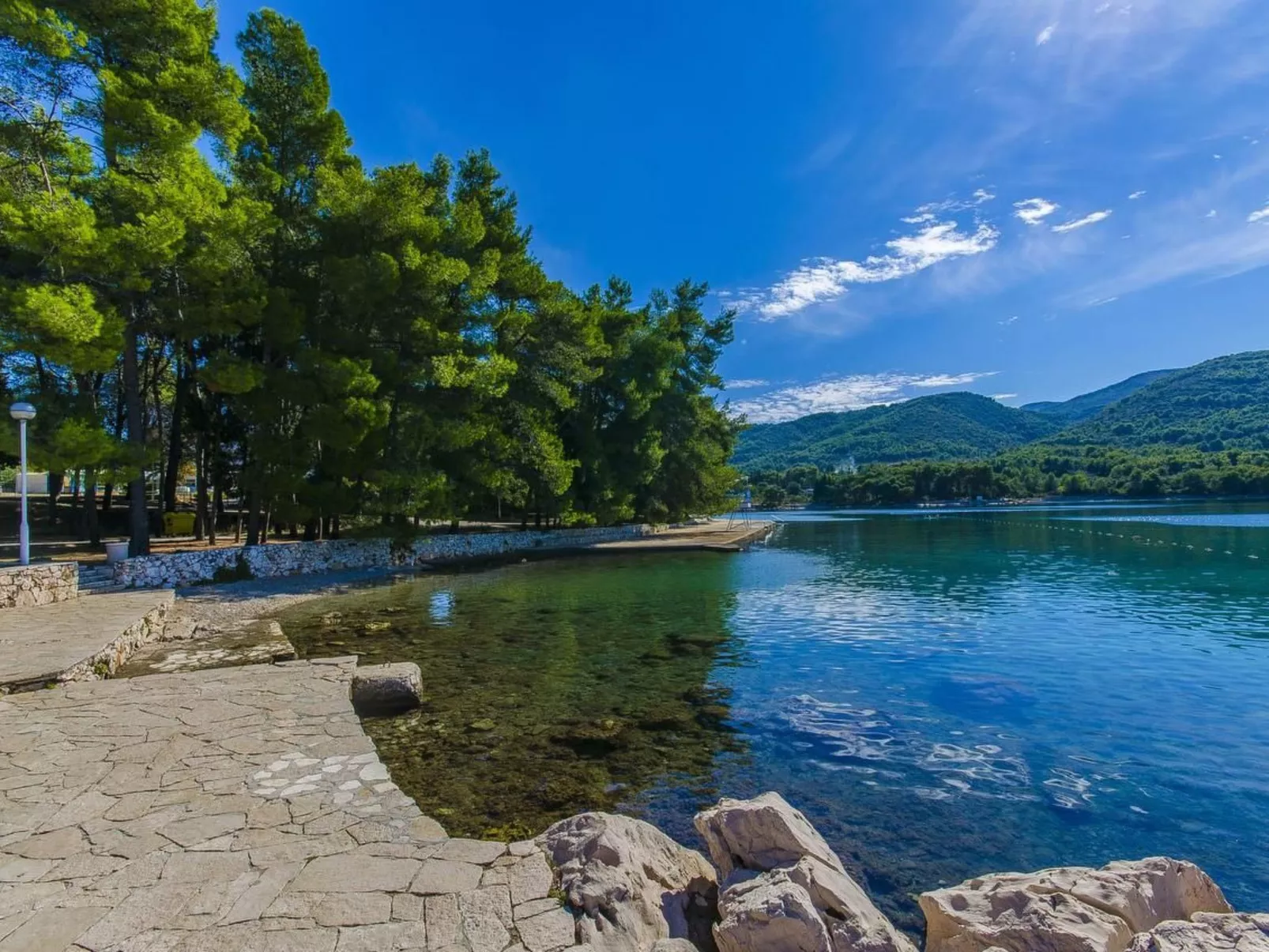 Geräumiges Ferienhaus mit Terrasse und Garten-Buiten