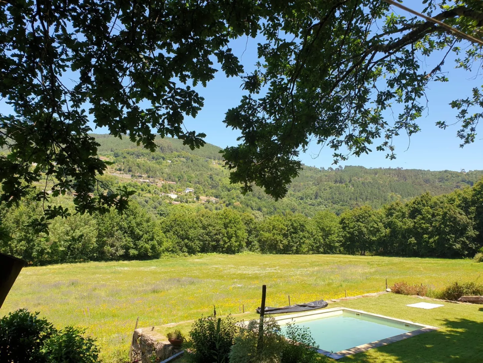 Haus jenseits des Flusses