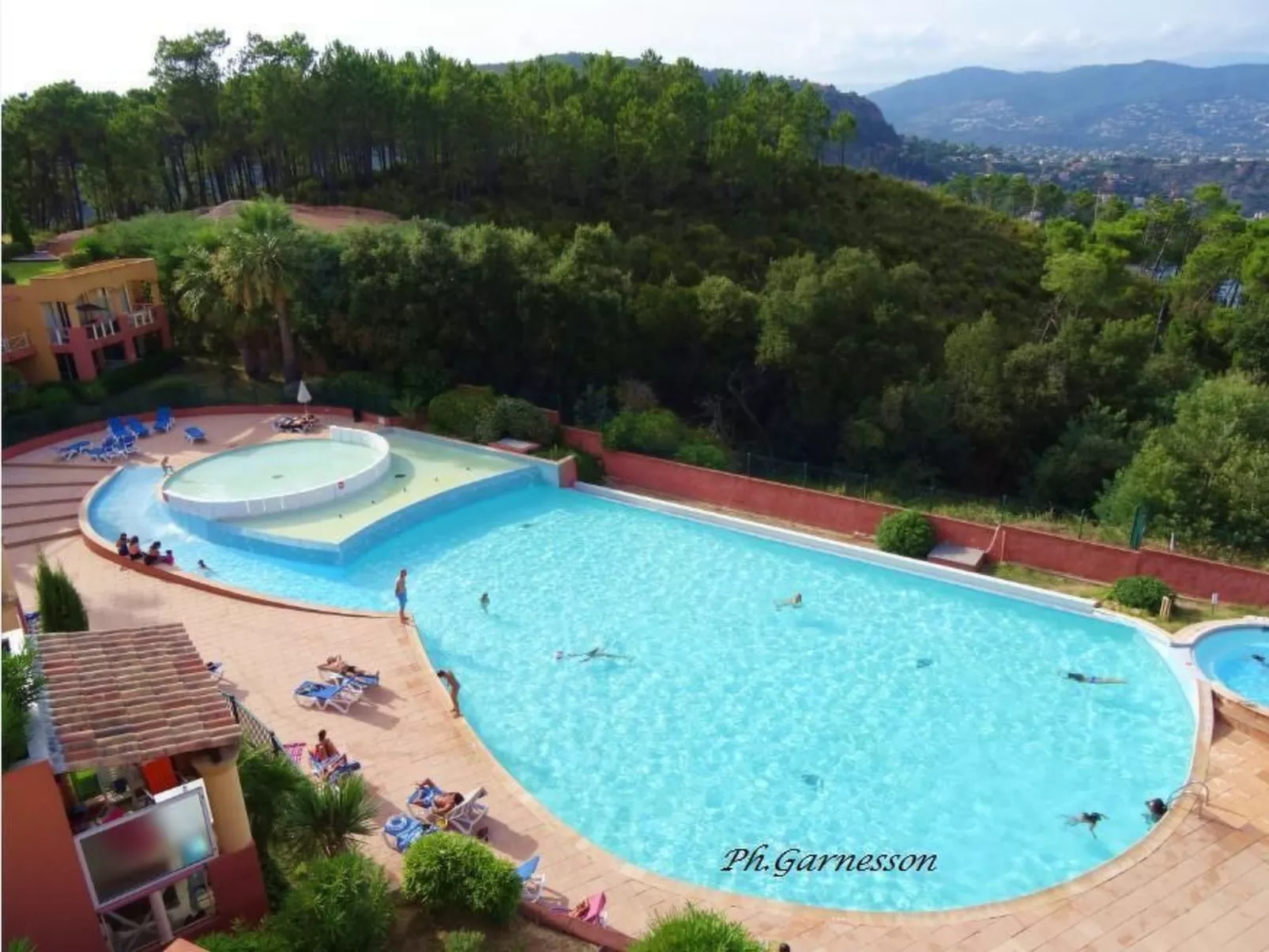 Wohnung panoramischer Meerblick, Schwimmbad, Parkplatz - Buiten
