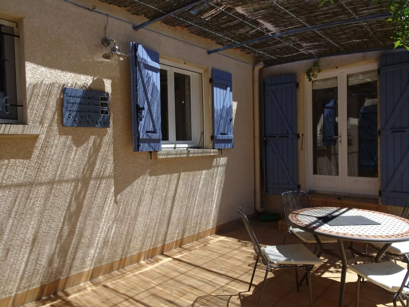 À l'abri du Mistral-Buiten