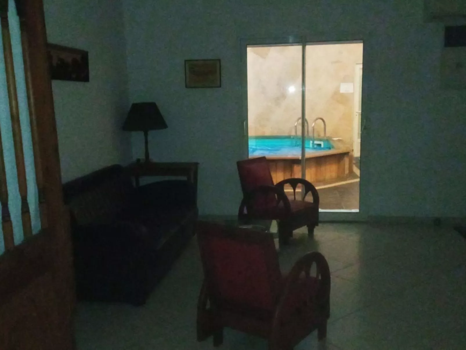 La petite maison sous les pinins-innenpool-Binnen