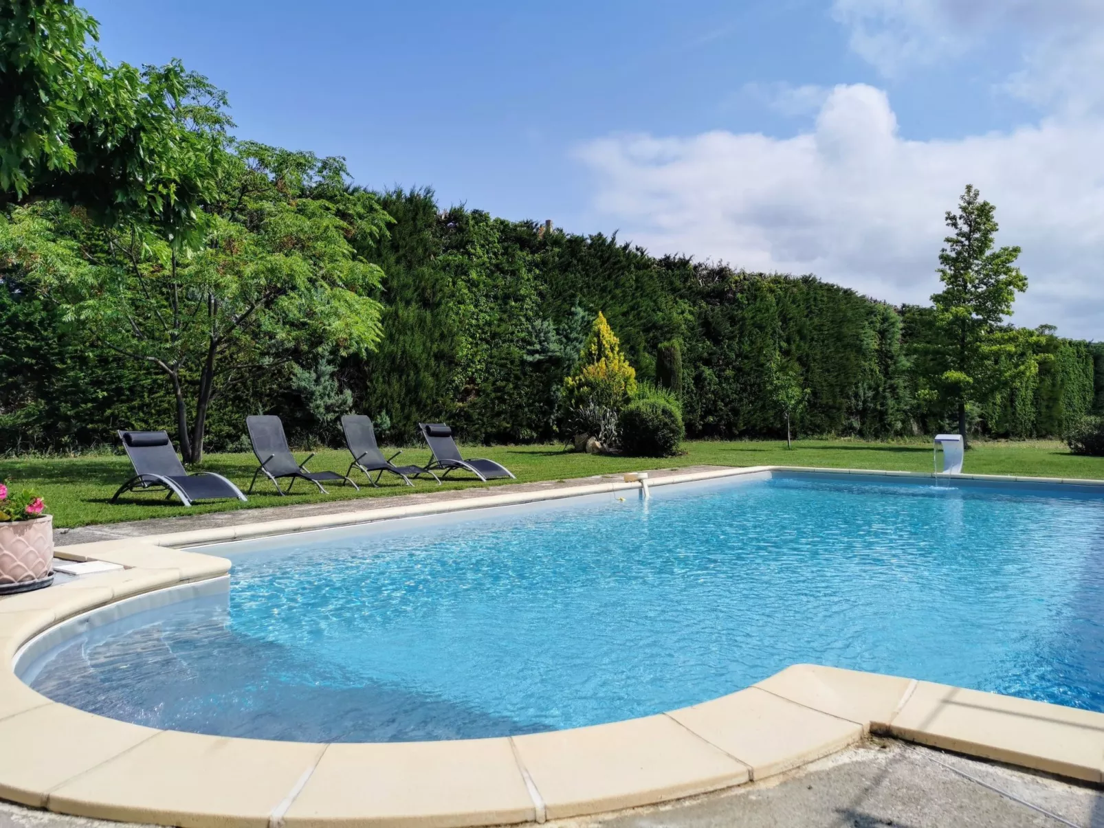 Auf dem Land mit Pool