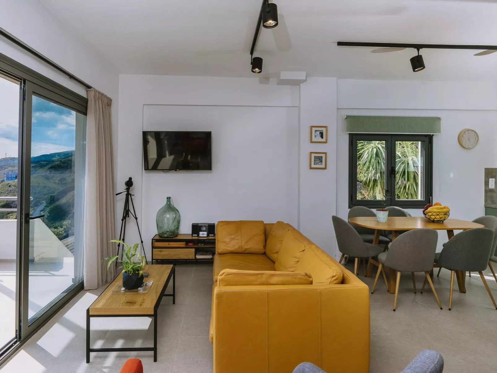 Villa Spiros ist eine renovierte Vermietung voll - Binnen
