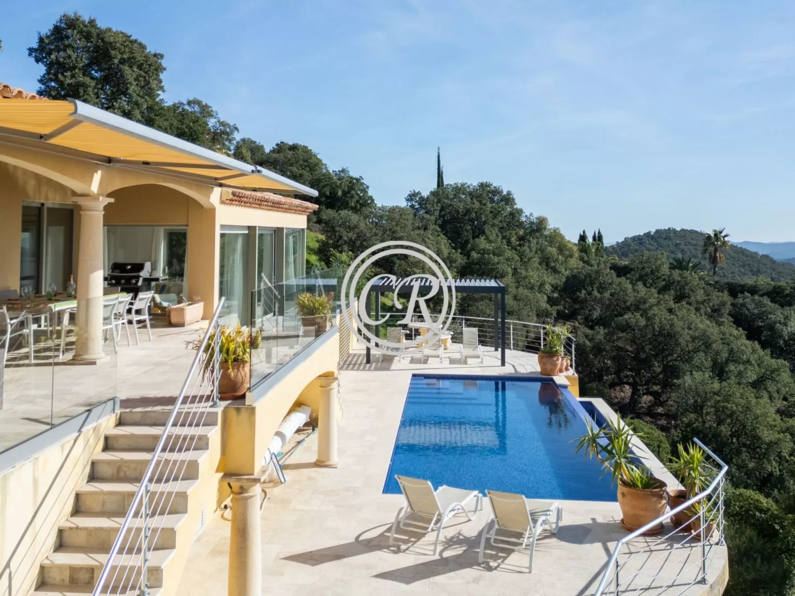 Wunderschöne Villa in Valcros mit Pool und Meerblick-Buiten