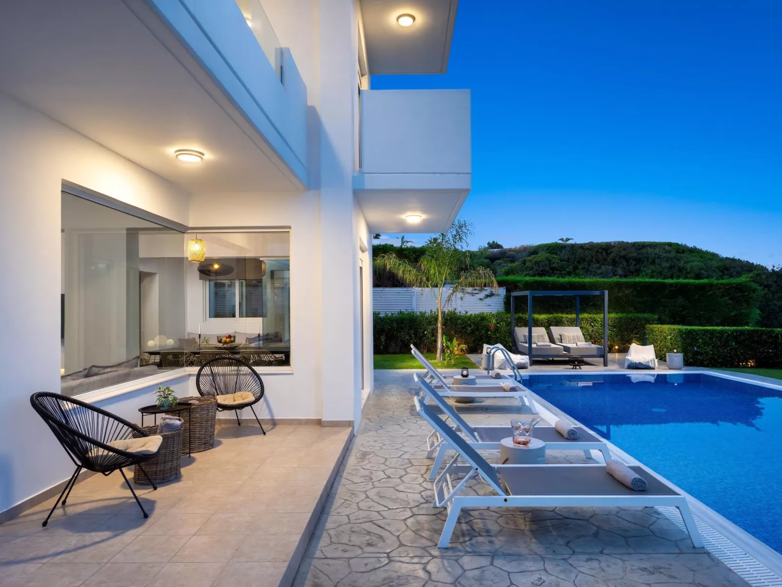 Moderne Villa mit Hügel- und Meerblick