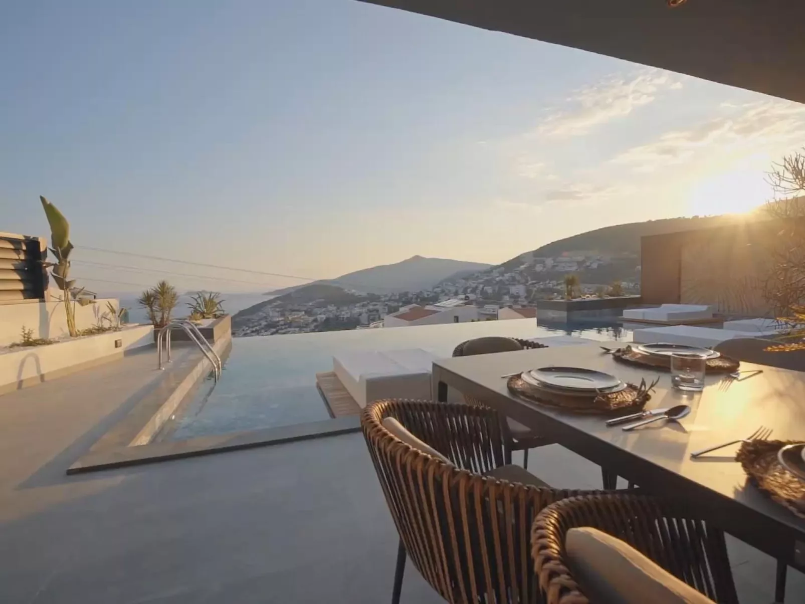 Designvilla mit Pool und spektakulärer Aussicht-Image-tags.info