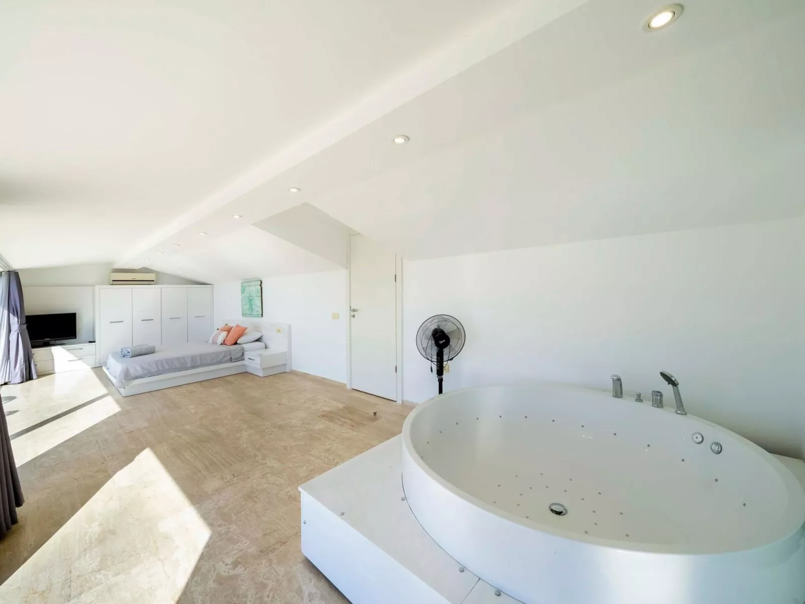 Große Villa direkt am Meer mit Infinitypool-Image-tags.info