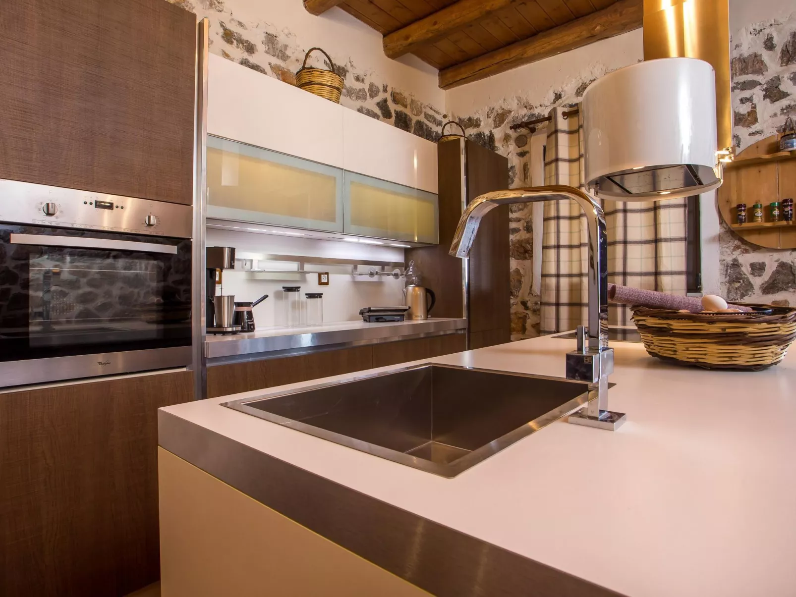 Schöne Steinvilla im Wald-Binnen