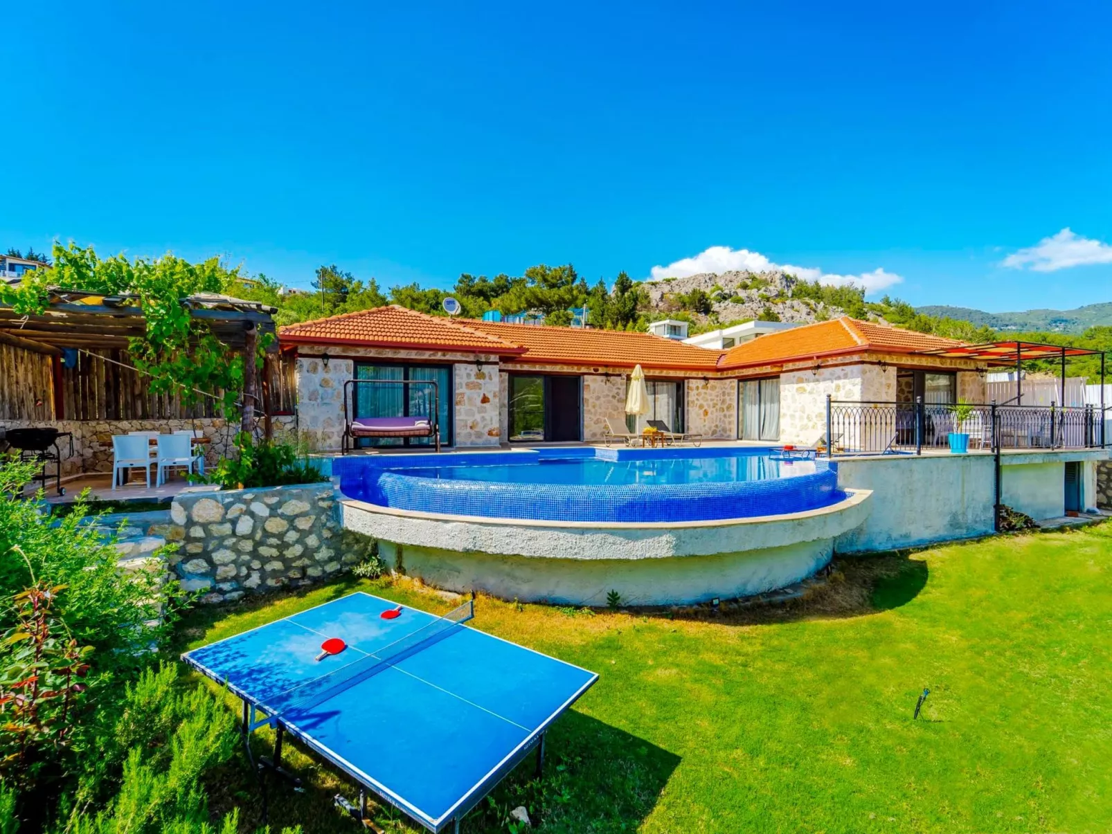 Rustikale Natursteinvilla mit Bergblick in Kalkan-Buiten