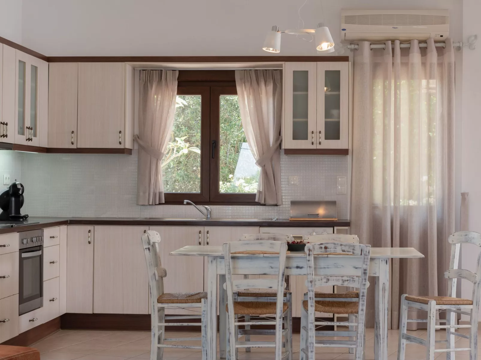 Ferienvilla "Rousa" mit Bergblick-Binnen