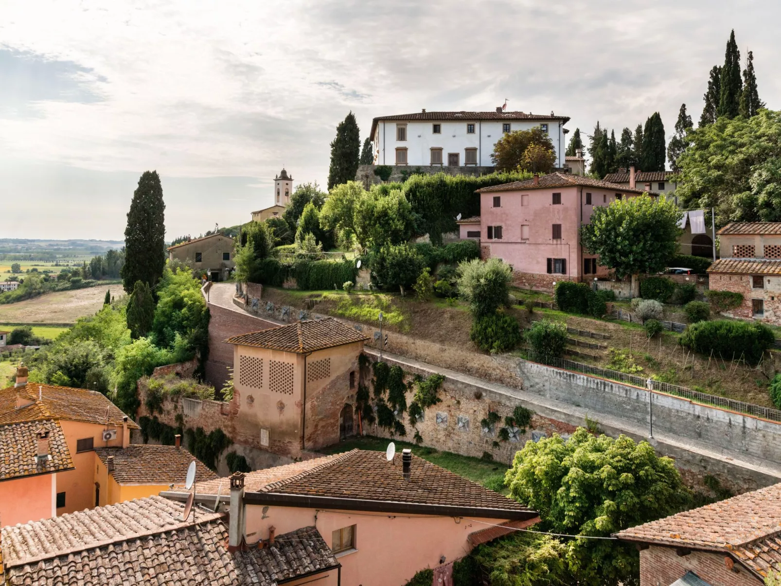 Appartement in Palaia mit Großem Garten-Buiten