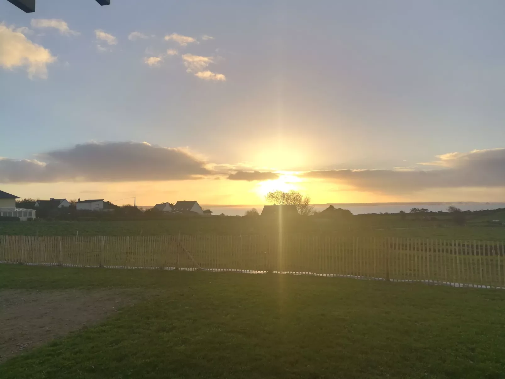 Charmantes Haus mit privatem Jacuzzi in der Bretagne-Buiten