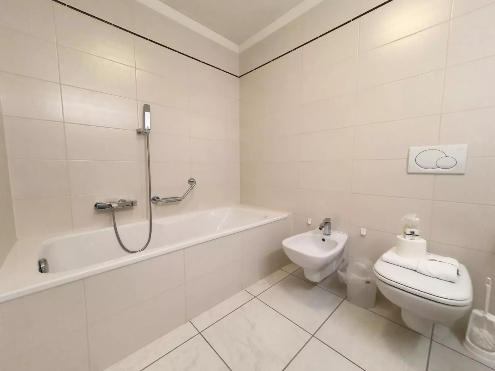 Modern mit atemberaubendem Seeblick Apt 406-Image-tags.info