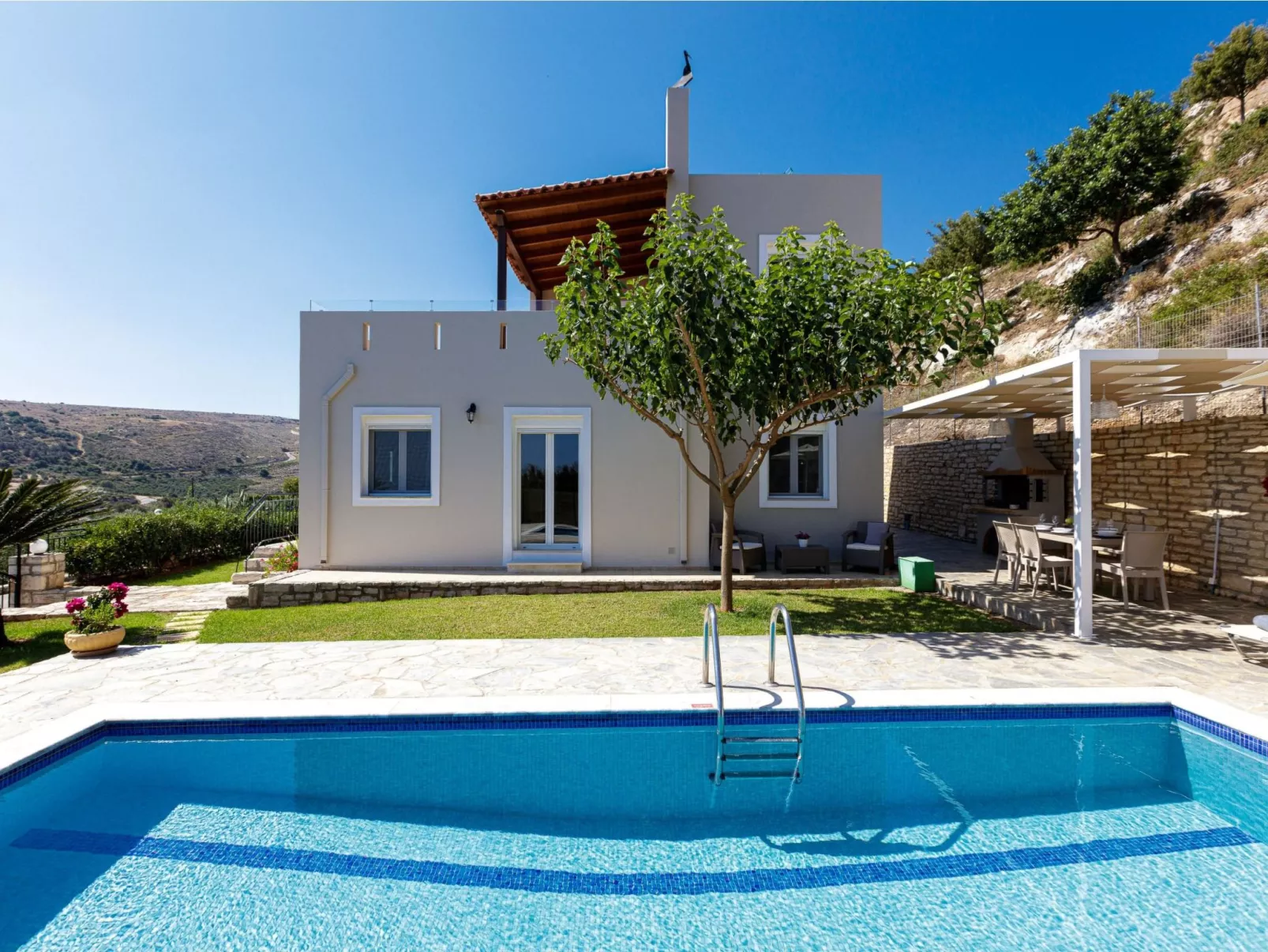 Entspannen Sie sich in der Villa mit privatem Pool, BBQ und Tischtennisplatte-Buiten