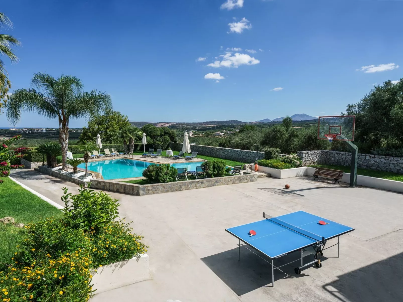 Villa mit Pool, Spielplatz, Pingpong und Grillplatz