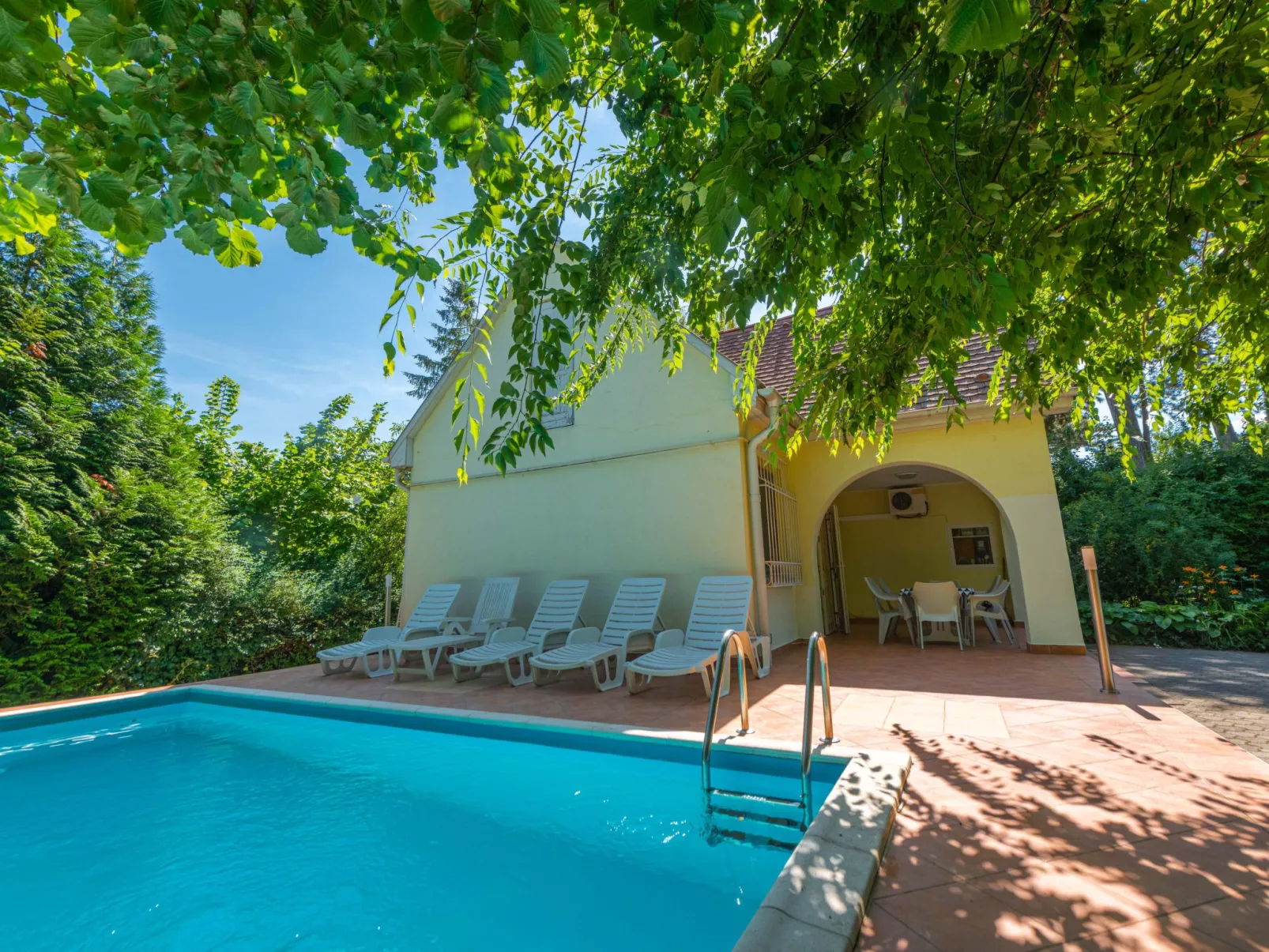 Klimatisiertes Ferienhaus in Siófok mit Grill-Buiten