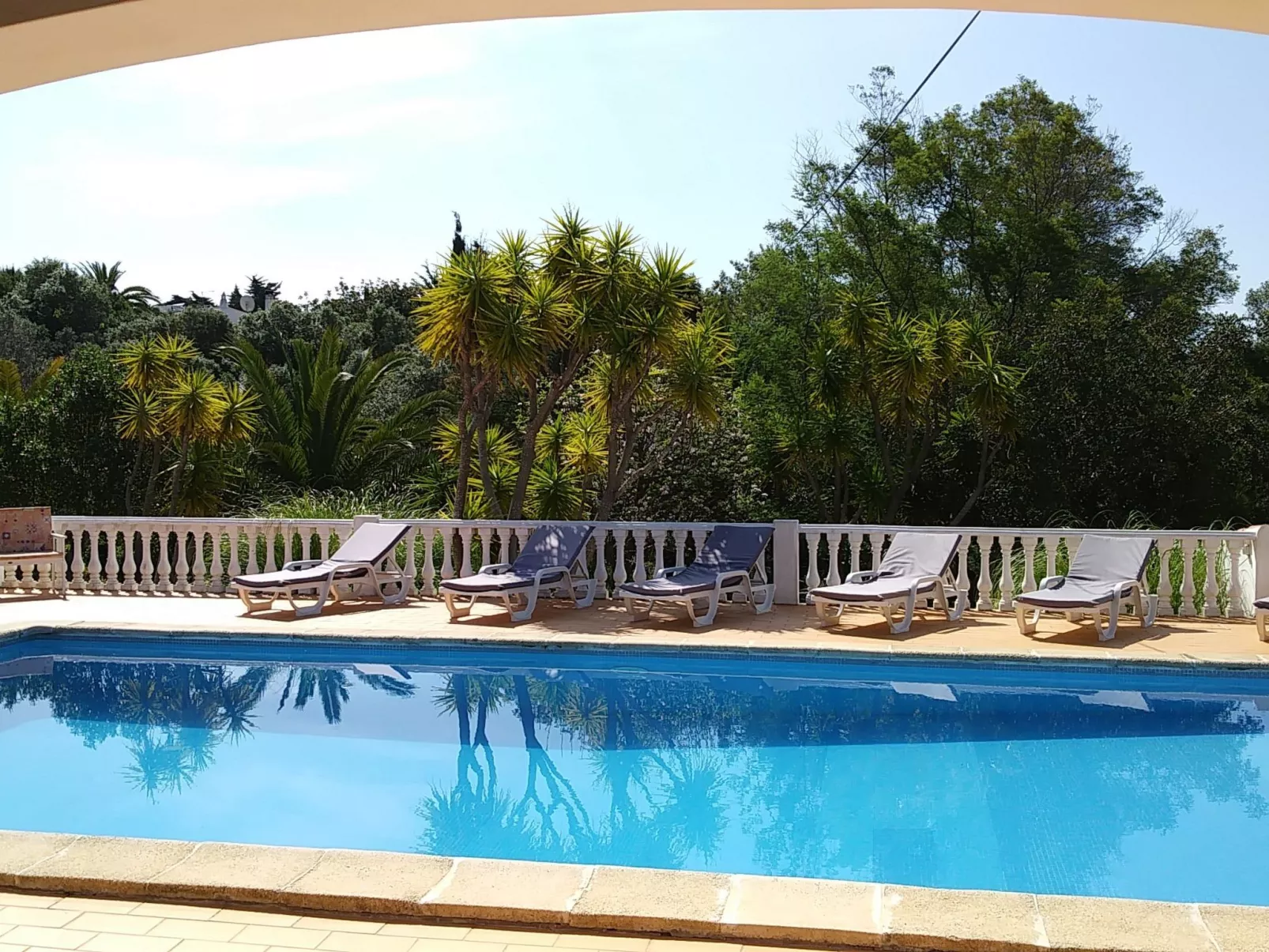 Mit Terrasse und Gemeinschaftspool-Buiten