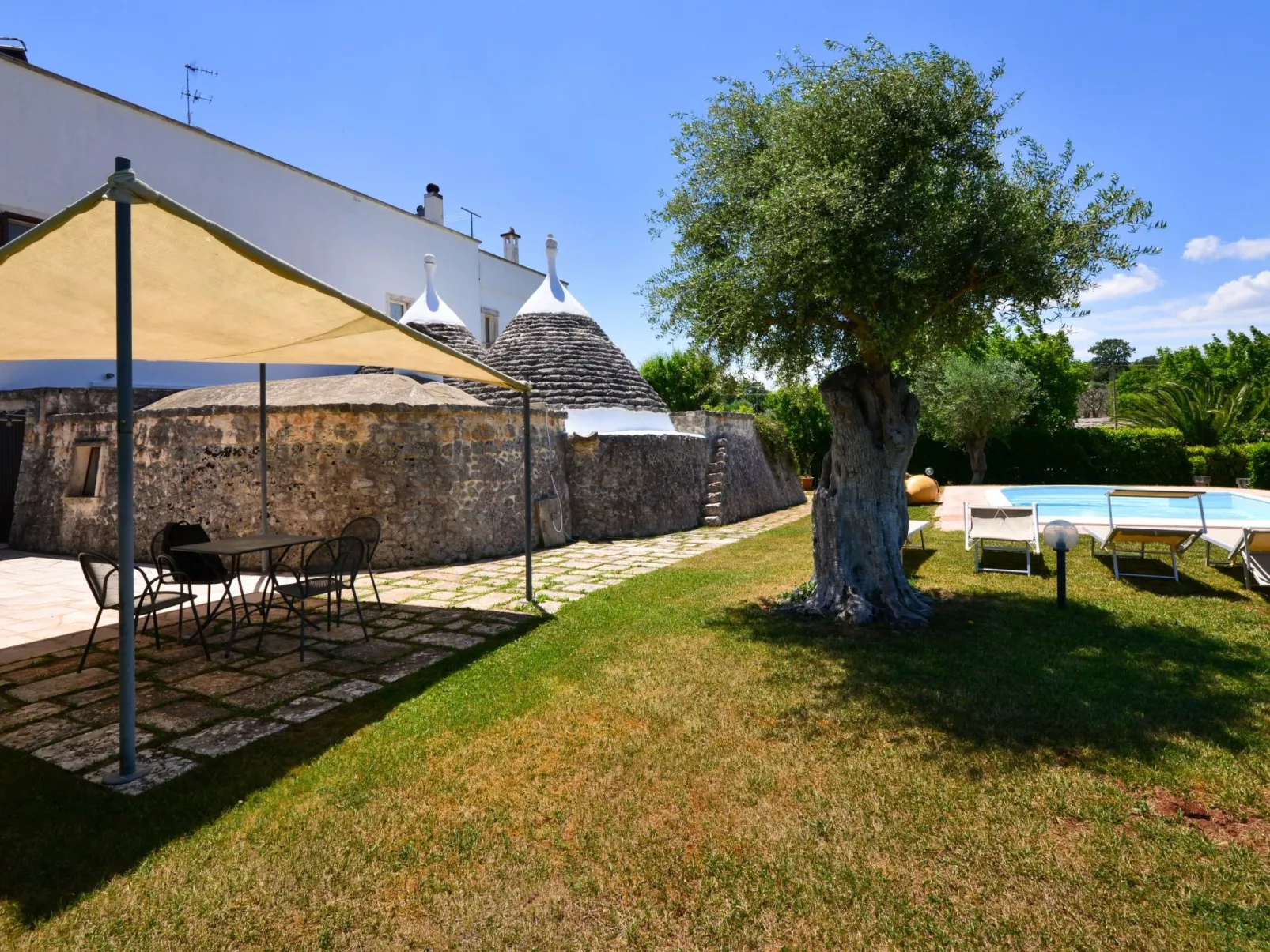 Trullo auf dem Lande in Ostuni mit privatem Pool-Buiten