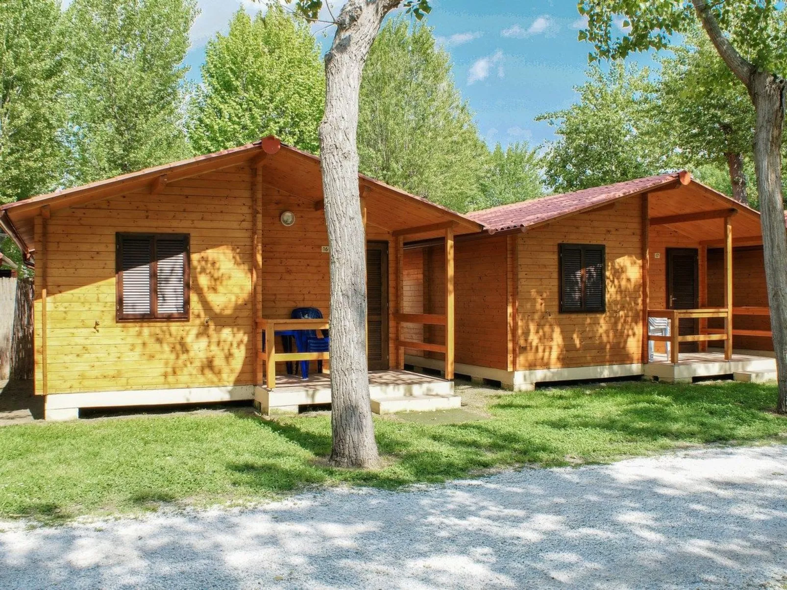 Bungalow aus Holz mit Veranda und nah am Strand.-Buiten