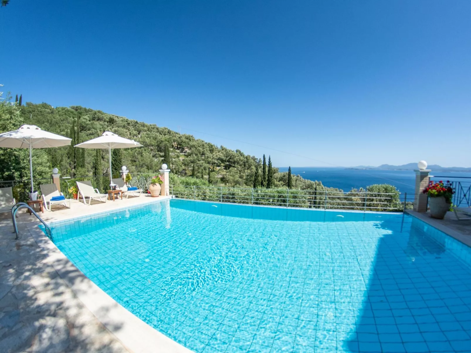 Villa Anthula mit Pool und herrlichem Meerblick-Buiten