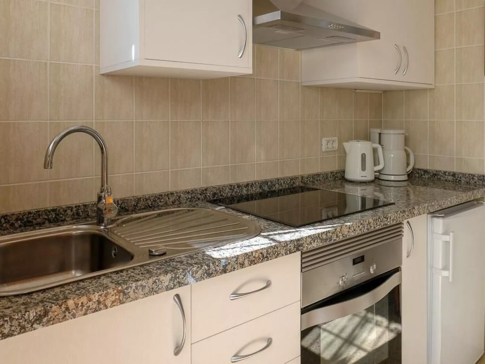 Strandnahes Haus mit Terrasse zum Sonnenuntergang - Binnen