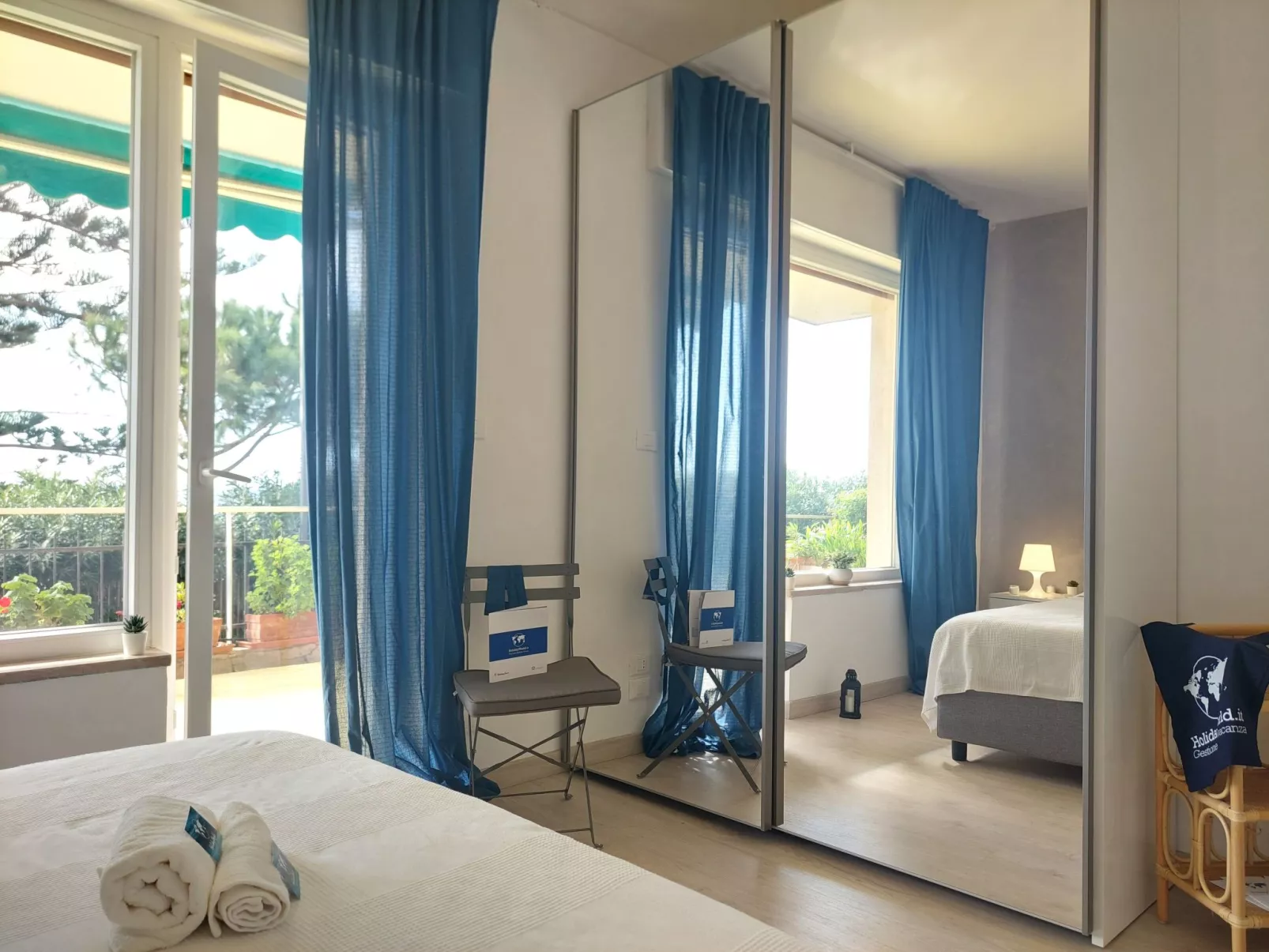 Seaside Heritage Retreat by Holiday World-Binnen