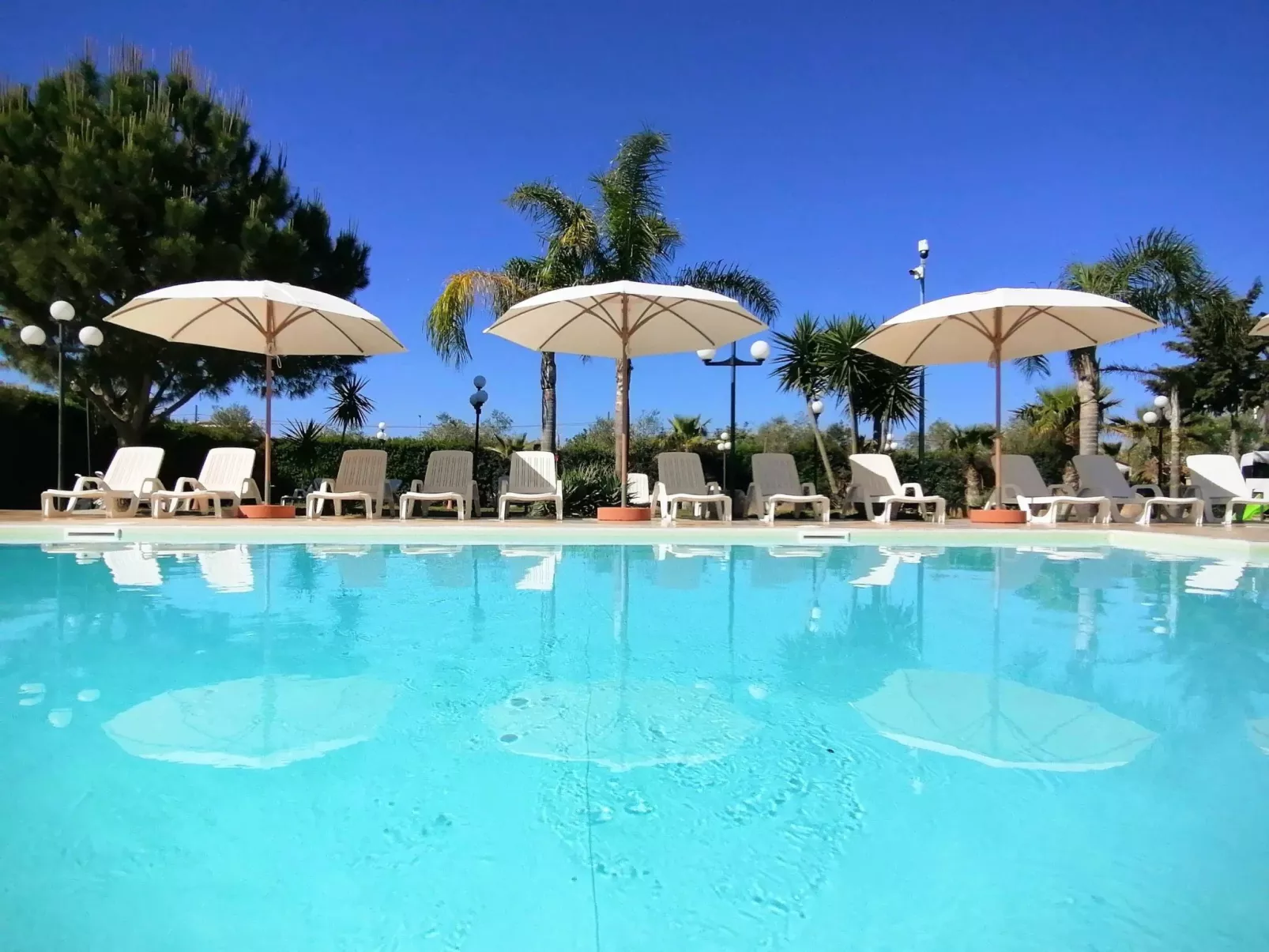 In Marsala mit Terrasse, gemeinschaftlichem Pool und Grill-Buiten