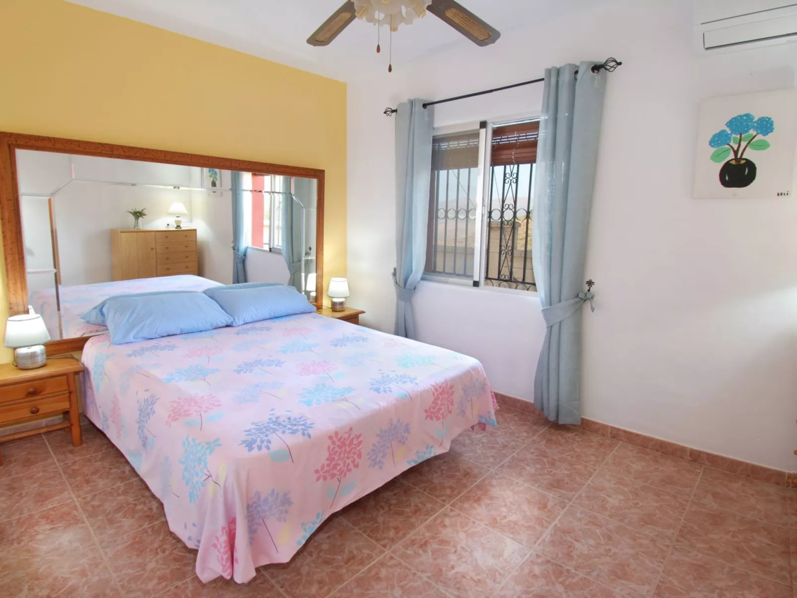 Finca auf einem eingezäunten Grundstück-Image-tags.info