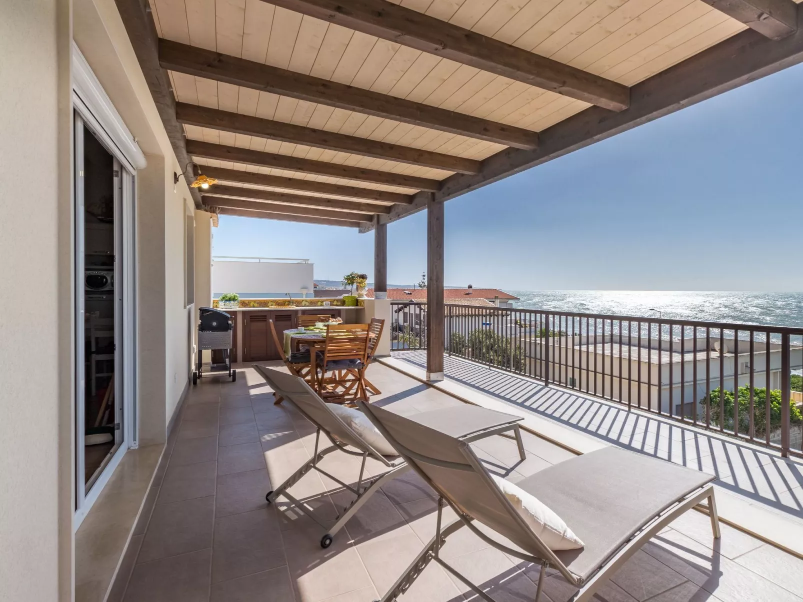 Appartement in Donnalucata mit Möblierter Terrasse und Meerblick-Buiten