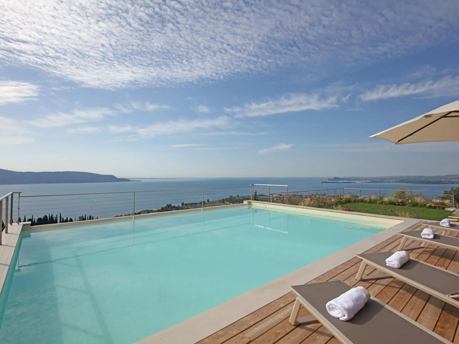 Exklusive Villa Agave mit Seeblick und privatem Pool-Buiten