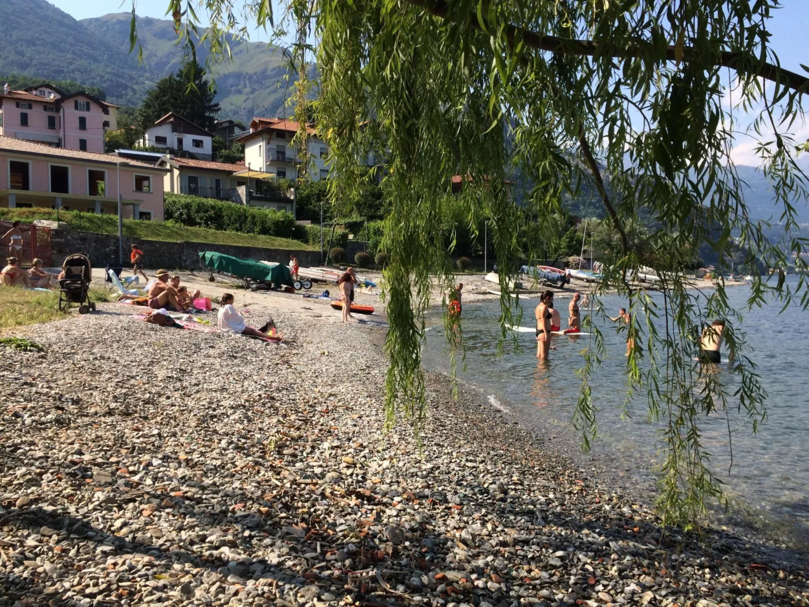 Wohnung Annetta mit Sicht auf See und Berge-Buiten