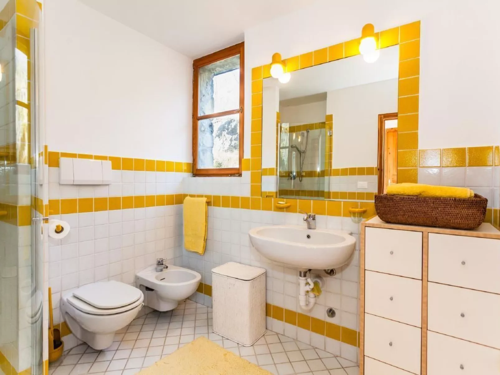 Rustiko-Landhaus mit Infinity-Pool und Seeblick-Binnen