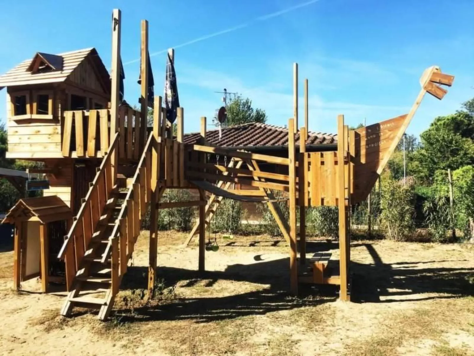 Charmantes Haus in Viareggio mit Gemeinschaftspool-Buiten