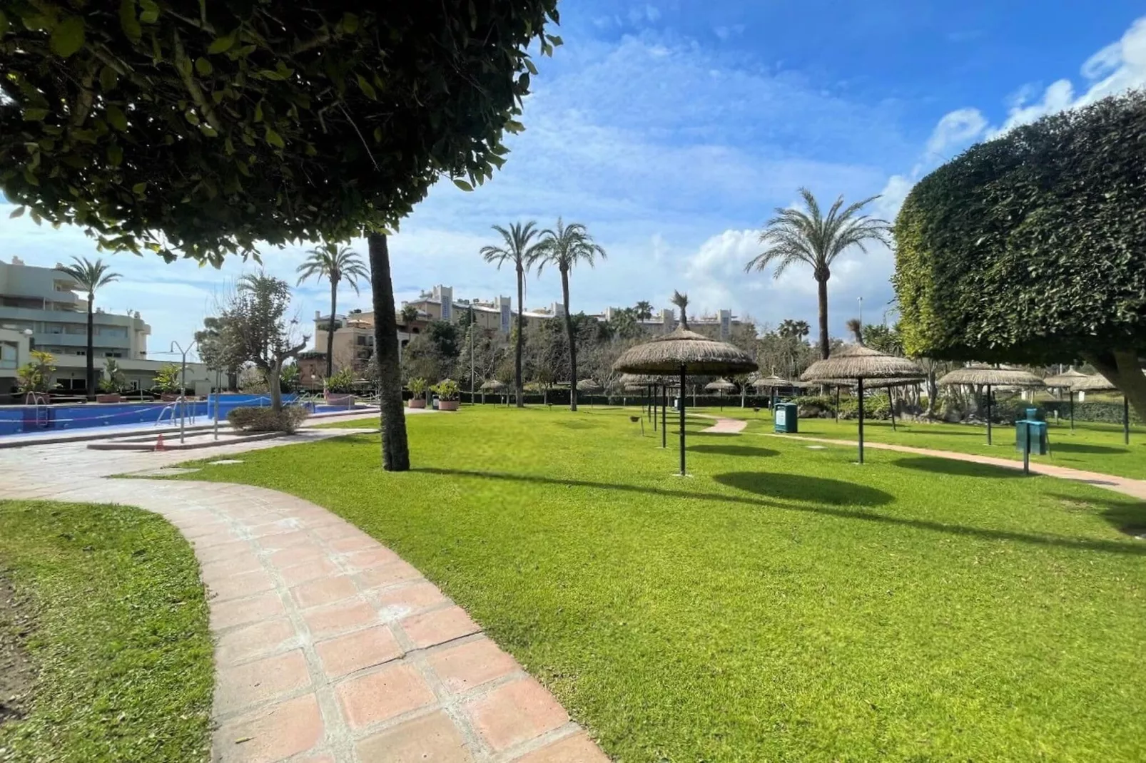 Apartamento con terraza panorámica en Playa Benalmádena-Tuinen zomer