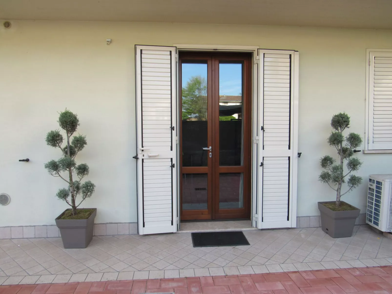 Wohnung mit separatem Eingang und kleinem privaten Innenhof.