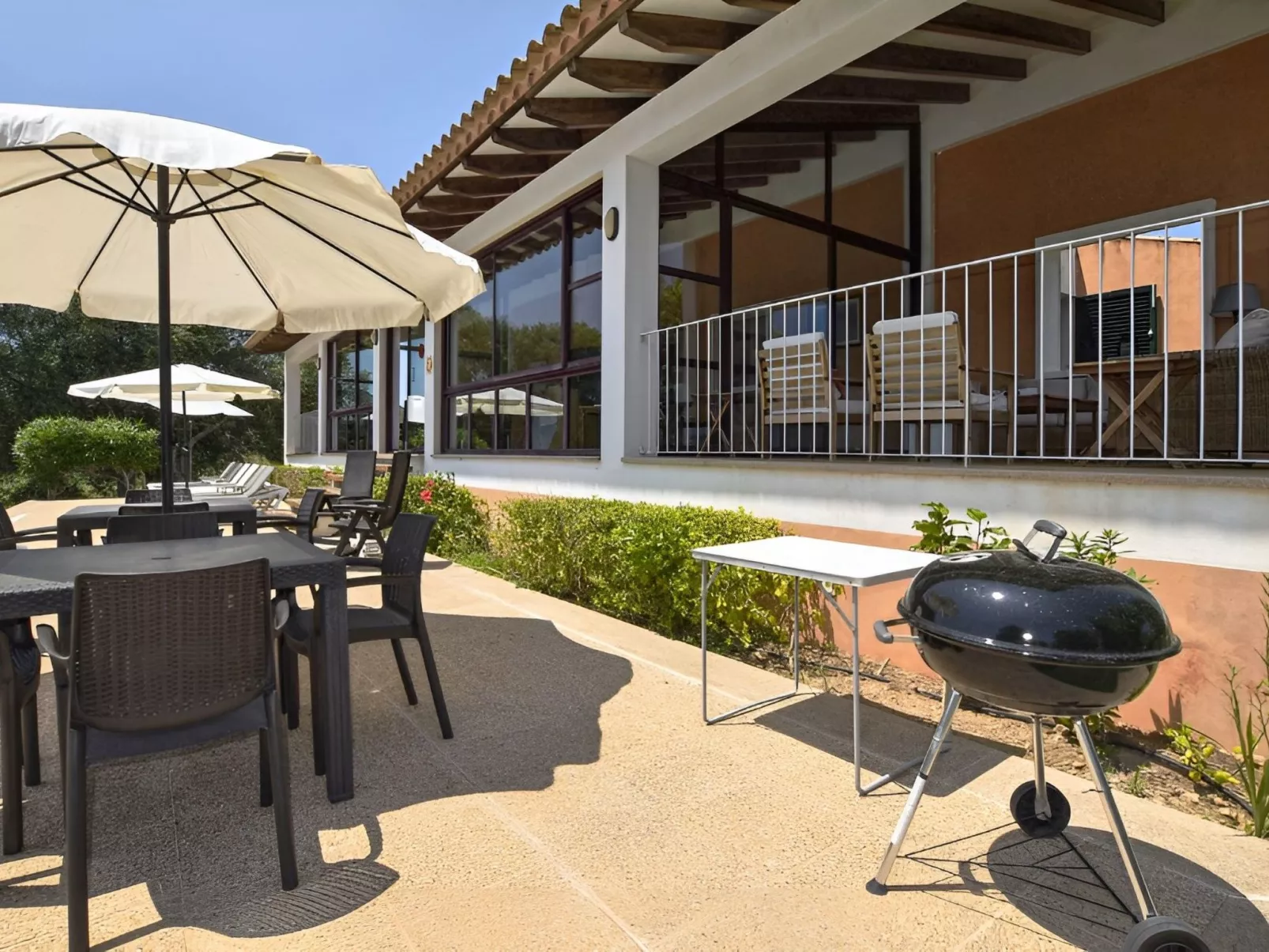 Finca in Meeresnähe mit Schwimmbad und Kinderbecken-Buiten