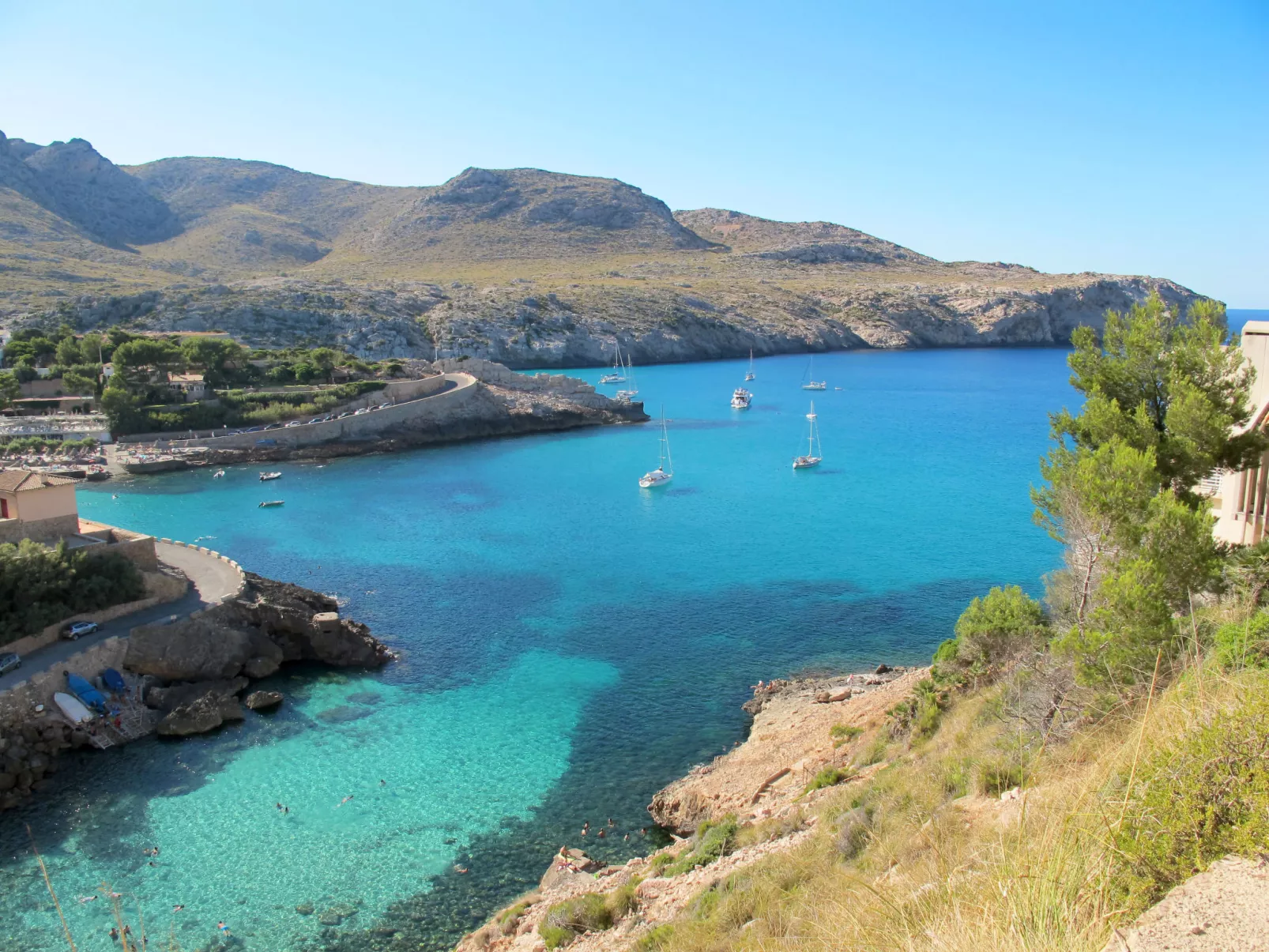 Villa Medina, Cala Sant Vicenç-Omgeving