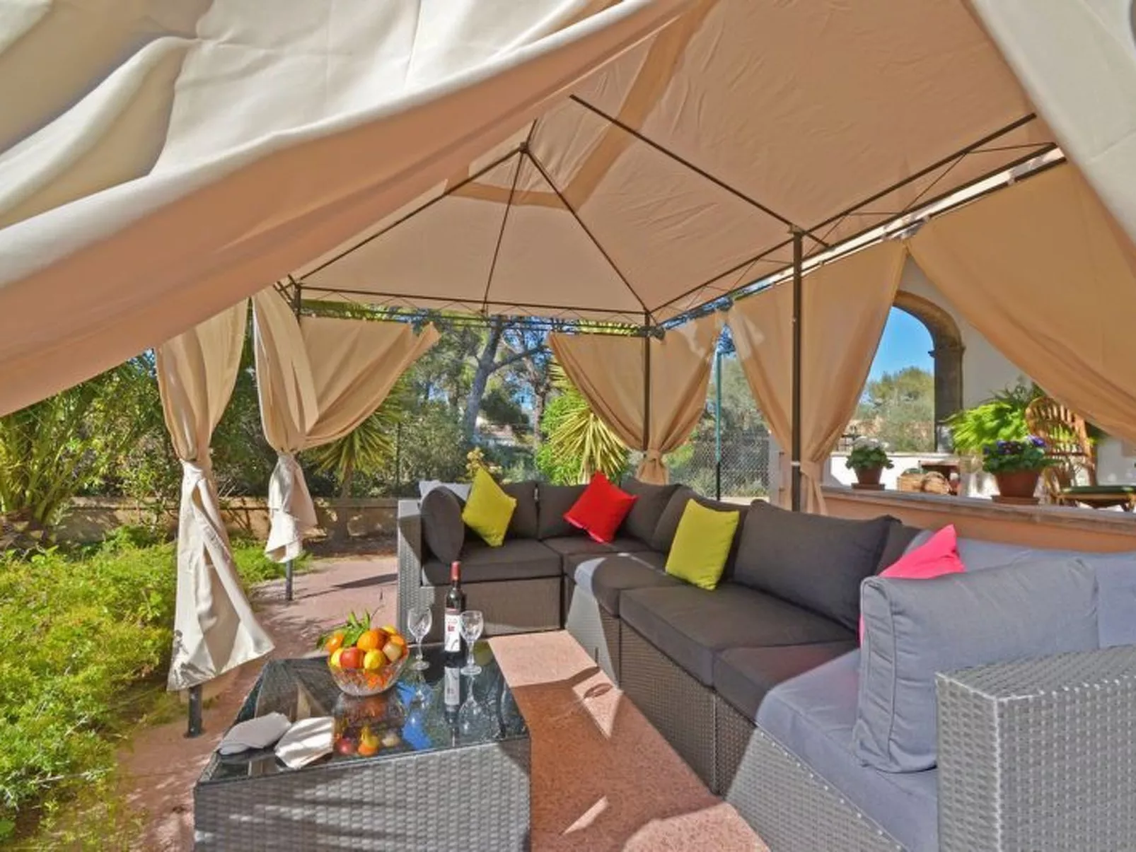 Schöne Villa mit Pool und Garten-Binnen