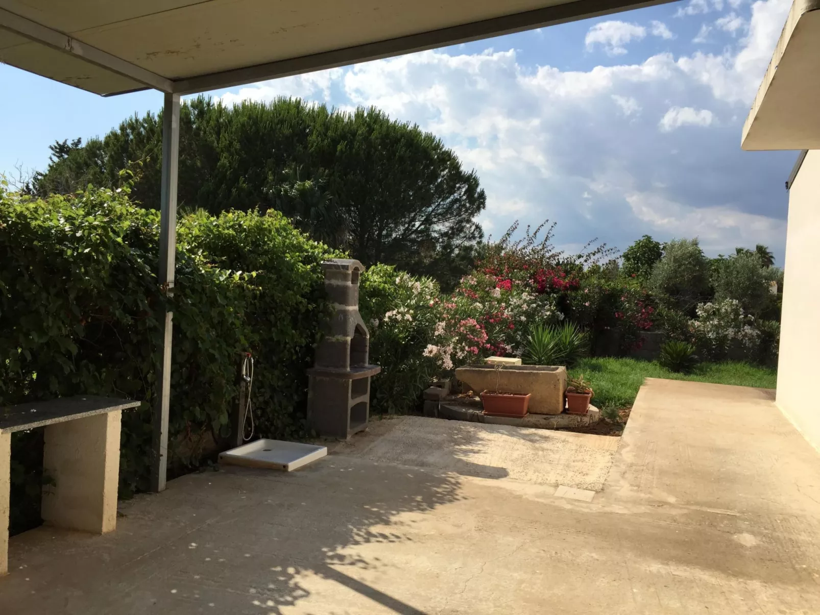 Ebenerdig auch für Rollstuhlfahrer geeignet mit Terrasse und Parkplatz-Image-tags.info