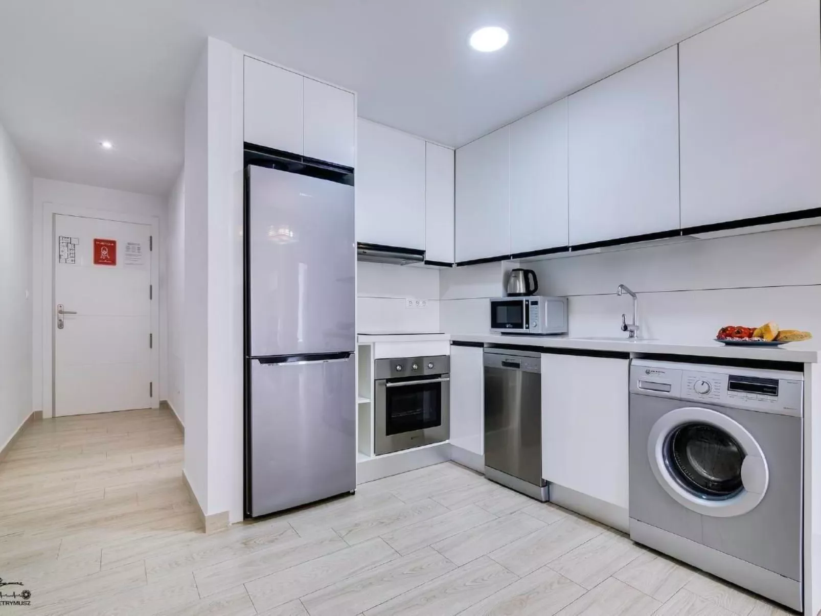 "Pinada Beach" mit Schwimmbad