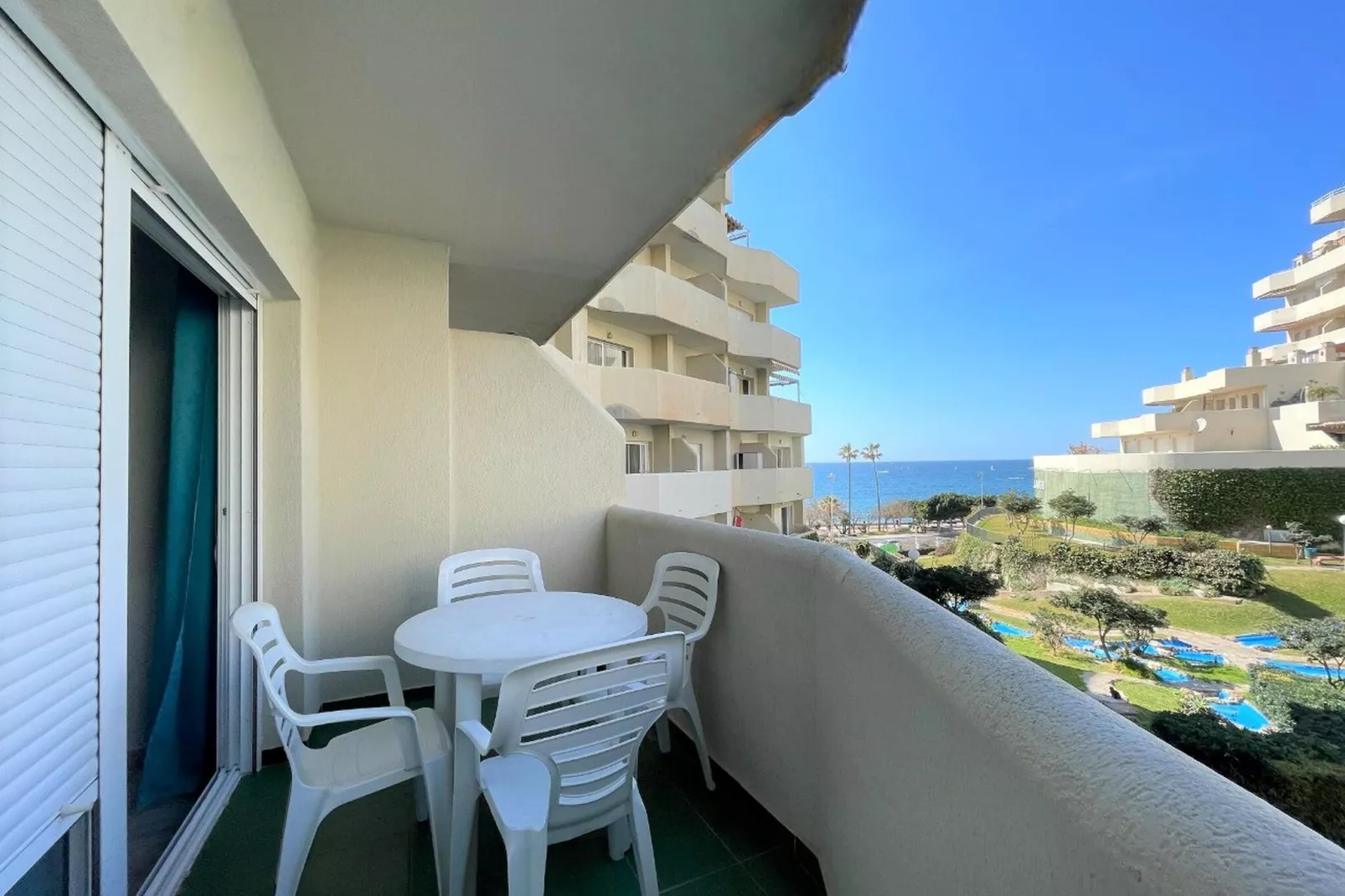 Apartamento con terraza y vistas a playa Benalmádena-Terrasbalkon
