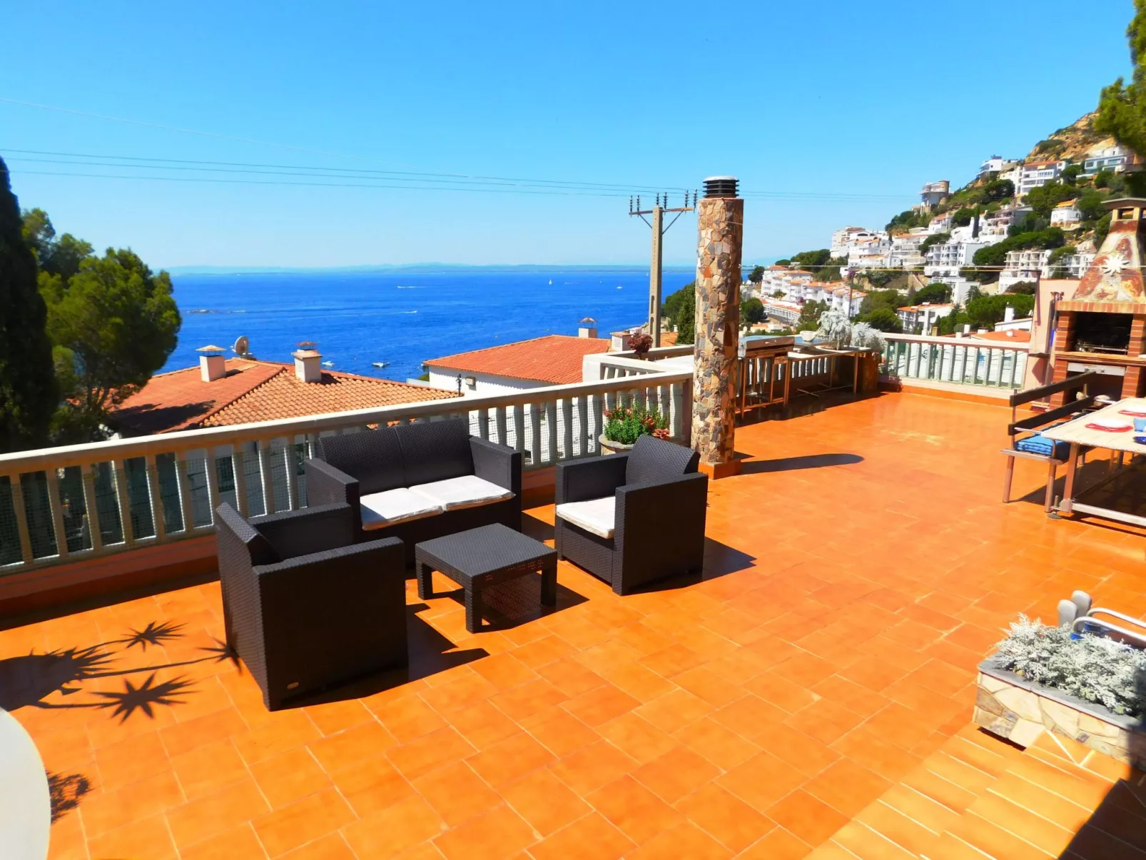 Wunderschönes Ferienhaus in Roses mit Großer Terrasse